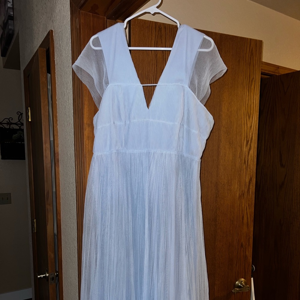 Elegant White V-Neck Maxi Dress